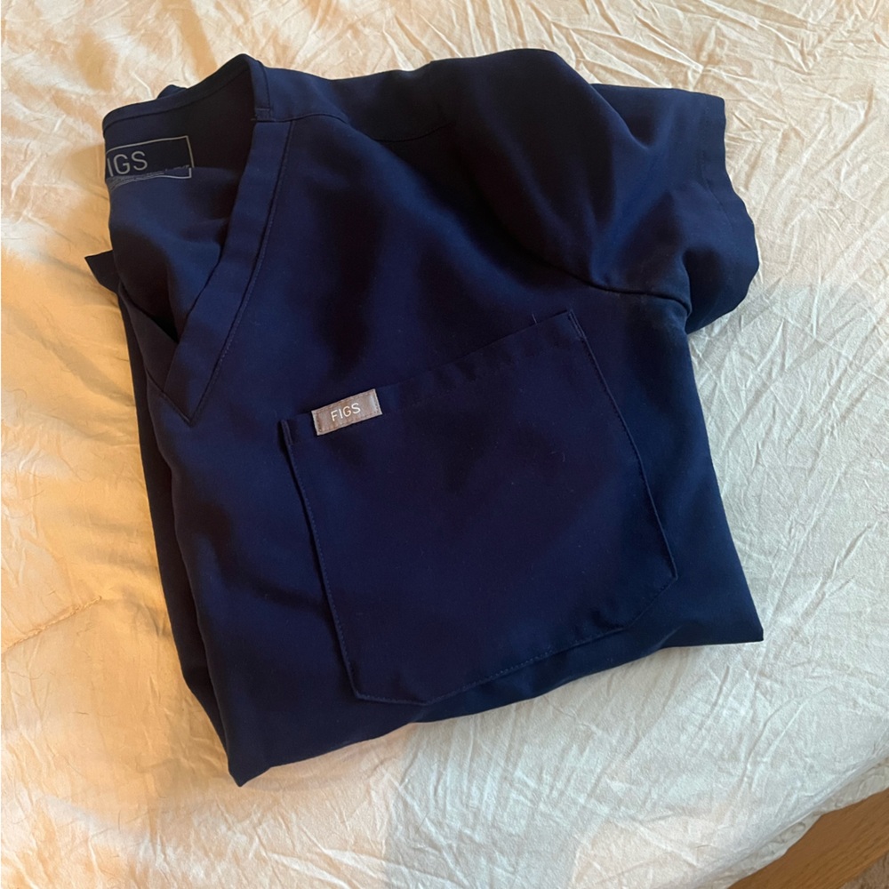 FIGS one pocket top